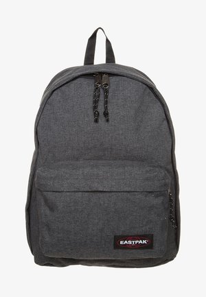 Sac à dos en tissu gris avec un grand compartiment principal, une poche zippée à l'avant et des accents noirs. Il dispose de double zips et d'une poignée supérieure robuste.