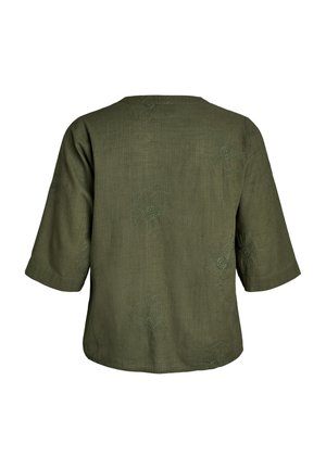 Õlivihrehe värviga lühikeste varrukatega pluus, millel on peen lillemotiiviga tikand ja lõdva, karbilaadne lõige, näidatud tagantpoolt.