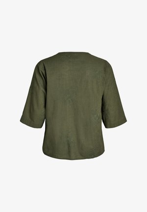 Olivzaļa, īsroku blūze ar smalku ziedu izšuvumu un vaļēju, kastveida piegriezumu, redzama no aizmugures.