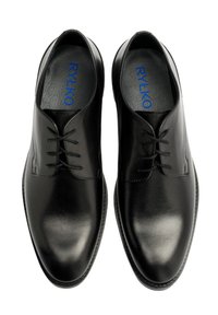 Czarne skórzane buty o błyszczącym wykończeniu, z wiązanym zapięciem, okrągłym noskiem i teksturowanymi wkładkami, z logo "RYLKO" w kolorze niebieskim.