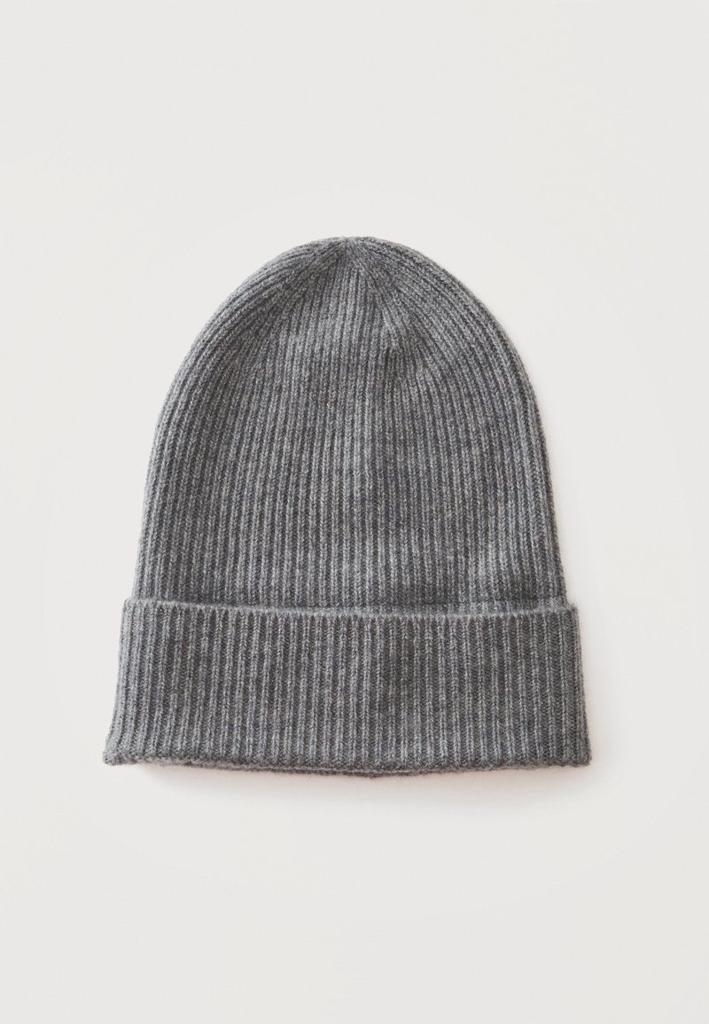 Bonnet en tricot côtelé gris avec un revers plié présenté sur un fond blanc uni.
