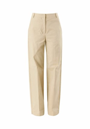 Pantalones beige de talle alto y pierna recta con trabillas para cinturón y pliegues frontales marcados, mostrados sobre un fondo blanco.
