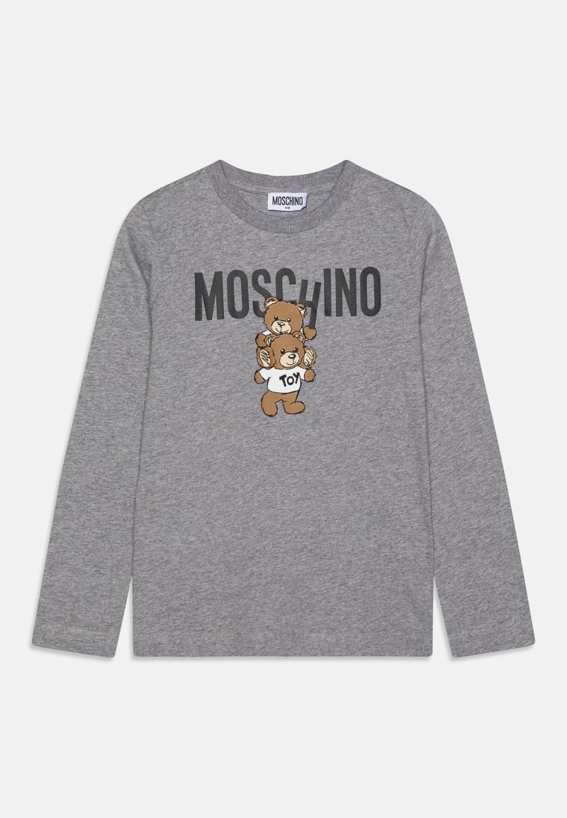 Szara dziecięca koszulka z długim rękawem z napisem "MOSCHINO" i dwoma ułożonymi jeden na drugim misiami, z których jeden ma na sobie białą koszulkę z napisem "Toy", centralny wzór na przodzie.