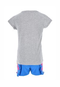 Camiseta gris de manga corta con una textura suave, combinada con pantalones cortos azules con patrones en rosa y naranja y bordes fruncidos.