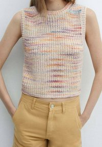 Ärmelloses Strickoberteil in pastellfarbenen Tönen mit mehrfarbigen Streifen. Der kurz geschnittene Schnitt hat einen runden Halsausschnitt und eine gerippte Textur.