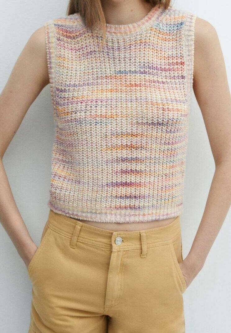 Ärmelloses Strickoberteil in pastellfarbenen Tönen mit mehrfarbigen Streifen. Der kurz geschnittene Schnitt hat einen runden Halsausschnitt und eine gerippte Textur.