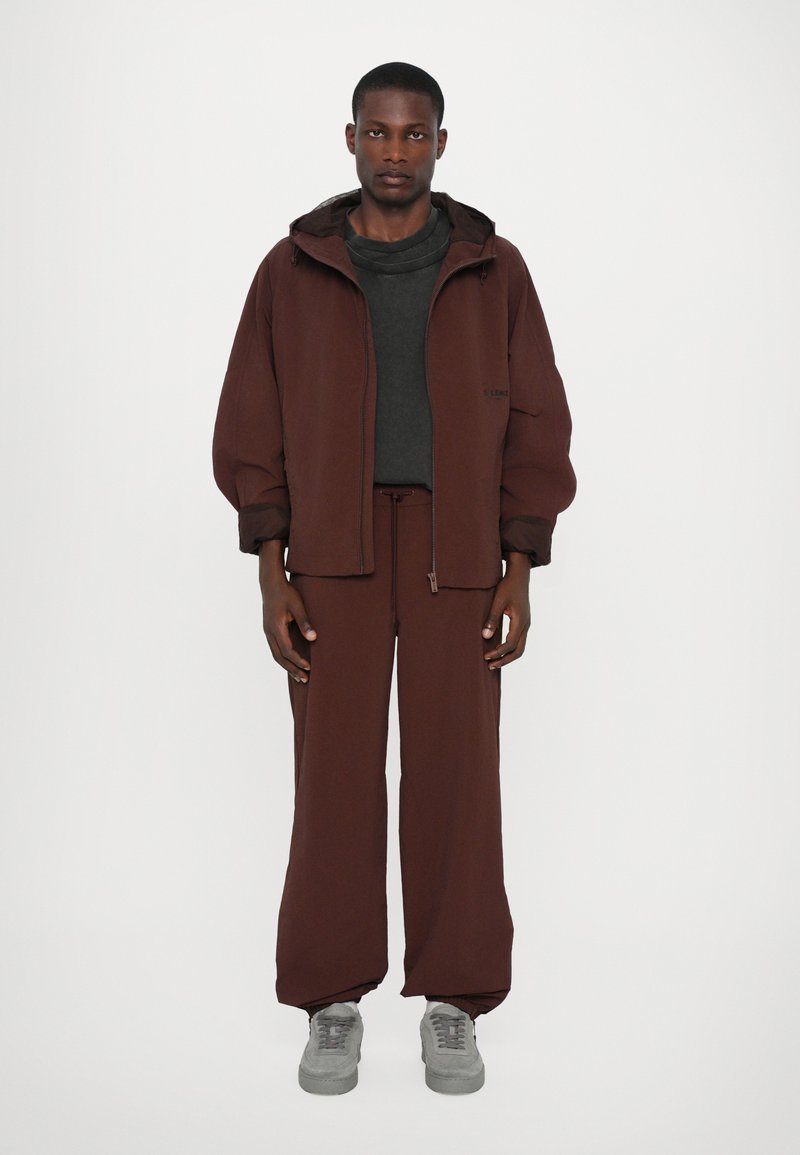 Han Kjøbenhavn - WINDBREAKER TECHNICAL JACKET UNISEX - Vindjakke - dark brown, Forstørre