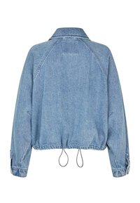 Světlomodrá džínová bunda s krátkým střihem, raglánovými rukávy, stahovací šňůrkou na spodním okraji a zapínáním na knoflíky na manžetách. Hladká textura, minimální detaily.