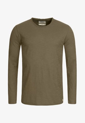 Olijfgroene langemouwen shirt van zacht materiaal, met een ronde hals, rechte zoom en subtiele textuur, voorzien van een klein labeldetail aan de onderkant.