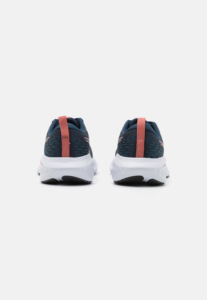 Chaussures de sport avec une tige en mesh bleu et rose, une semelle intermédiaire blanche et une semelle extérieure noire. Comprend une languette au talon pour un enfilage facile.