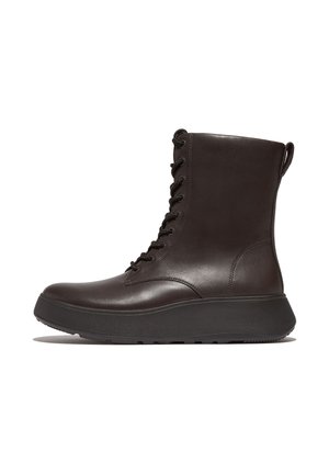 Donkerbruine leren veterboot met dikke zwarte zool en treklus bij de hiel, weergegeven in rechter profiel op een witte achtergrond.