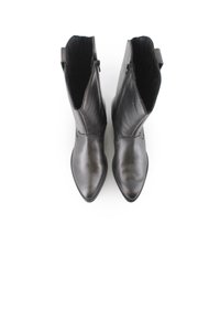 Botas de cuero negras hasta el tobillo con punteras puntiagudas, cierres de cremallera y una textura suave. Presentan un diseño minimalista con un leve tacón.