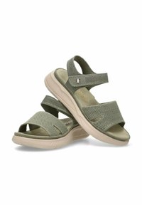 Sandalias de malla verdes con correas ajustables y suelas beige, que presentan una superficie texturizada y un soporte moderado para el arco.