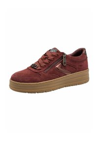Sneaker in suede rosso con suola in gomma testurizzata, dettagli marroni, zip frontale e chiusura con lacci. Rivestimento interno a fantasia.