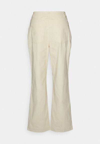 Calças de camisola cortadas em cor creme com um design de perna larga, apresentando dois bolsos traseiros e um tecido texturizado.