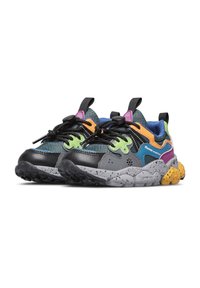 Zapatillas multicolores con una mezcla de negro, gris y acentos vibrantes. Parte superior de malla texturizada con una suela gruesa y moteada para mayor agarre.