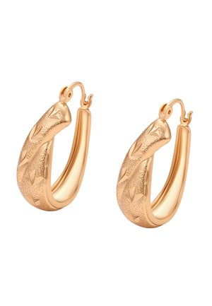 Arany fülbevalók, gravírozott geometriai mintákkal, ívelt, texturált kivitelben, zárható függőmechanizmussal, fehér háttér előtt.
