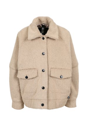 Veste en fausse fourrure beige avec un col, fermeture à boutons sur le devant et deux poches à rabat avec des accents de boutons noirs. Texture douce et coupe décontractée.