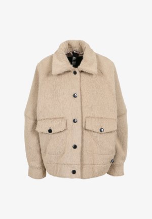 Beige nep-bontjas met een kraag, sluiting met knopen aan de voorkant en twee opgestikte zakken met zwarte knoopaccenten. Zachte textuur en een relaxte pasvorm.