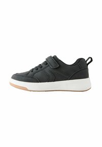 Czarne zamszowe sneakersy z białą gumową podeszwą, z rzepem i sznurowadłami, okrągłym noskiem oraz fakturowanymi detalami.