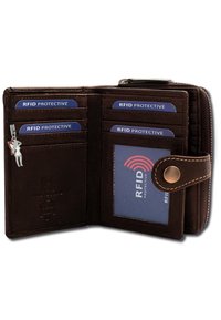 Bruine leren portemonnee met RFID-beschermde kaartsleuven, binnenvak en drukknoopsluiting. Heeft een hanger met een klein figuurtje eraan bevestigd.