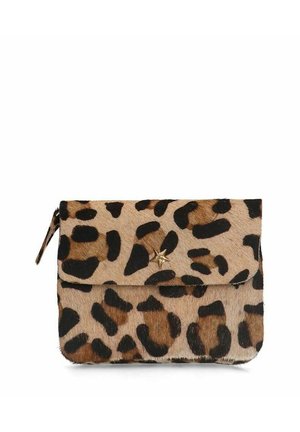 Kleine clutch met luipaardprint, voorzien van een klep en een gouden stervormige stud in het midden.