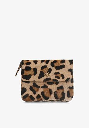 Petite pochette à imprimé léopard avec une fermeture à rabat et un clou doré en forme d'étoile au centre.