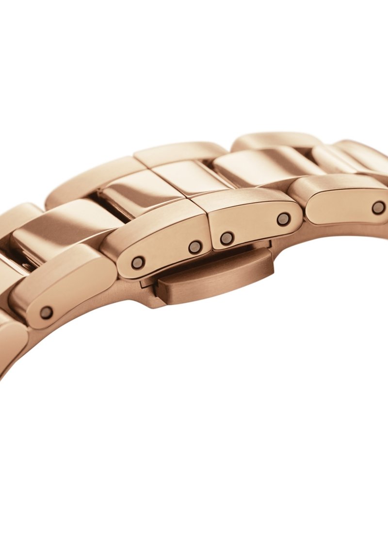 Bracelet de montre en métal rose gold avec une finition lisse et polie, comportant des maillons arrondis et un design de fermoir sécurisé, mettant en avant un détail uniforme.