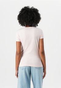 Guess LOGO TEE - T-shirt imprimé - low key pink