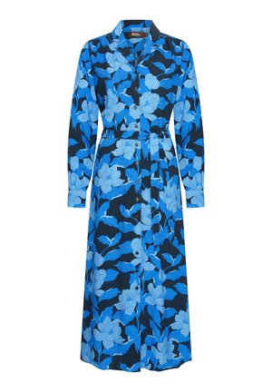 Blauwe bloemenjurk met lange mouwen en een kraag, met een knoopsluiting aan de voorkant en een strikgordel in de taille op een donkere achtergrond.