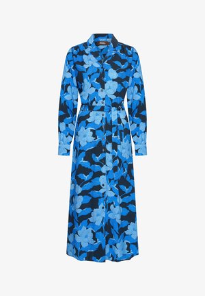 Blauwe bloemenjurk met lange mouwen en een kraag, met een knoopsluiting aan de voorkant en een strikgordel in de taille op een donkere achtergrond.