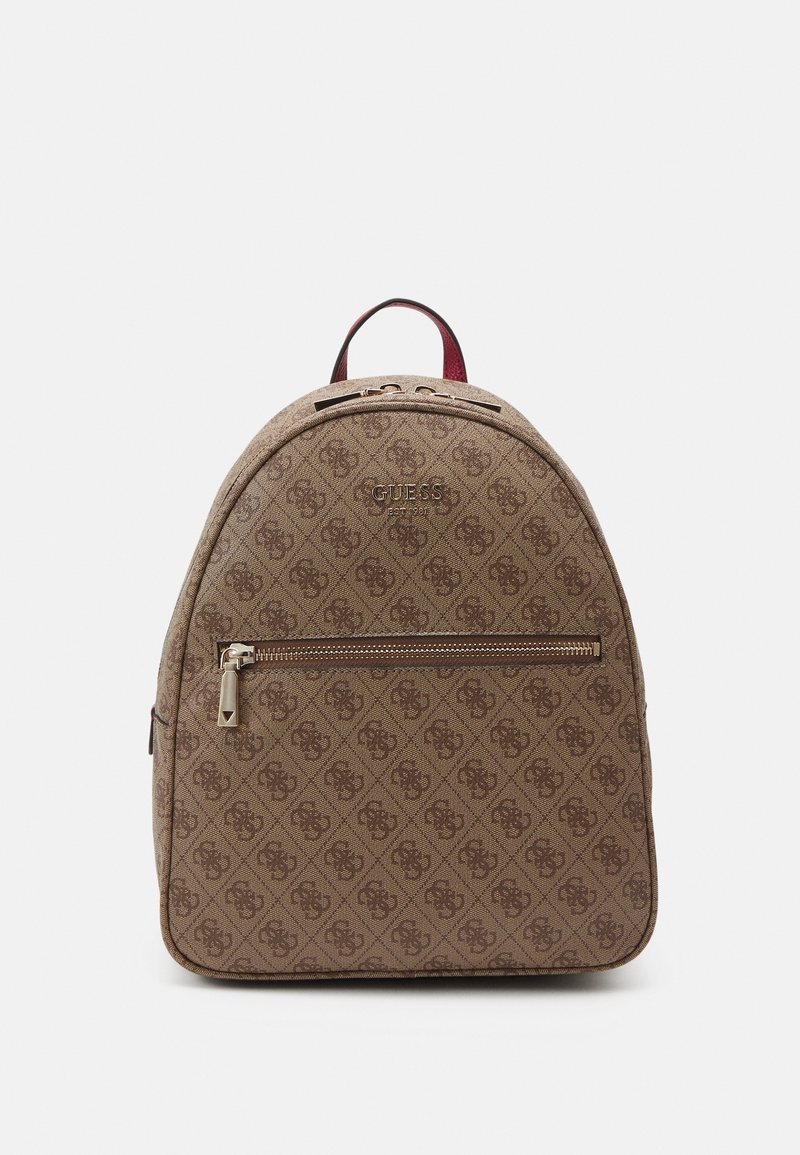 Sac à dos Guess marron avec motif logo sur toute la surface, poche avant zippée et poignée supérieure sur fond blanc uni.