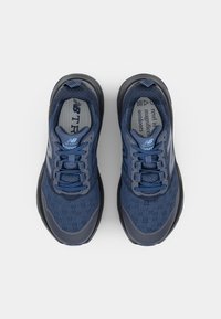 Chaussures de sport bleu foncé avec tige en maille, accents gris et semelle en caoutchouc noire. Comprend des lacets et un logo sur la languette et le côté.