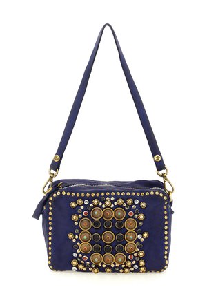 Borsa a spalla in pelle blu navy con decorazioni di borchie dorate, nere, rosse e turchesi in motivi circolari e floreali, con chiusura a zip.