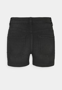 Pantalones cortos de mezclilla negra con un diseño ajustado, que cuentan con dos bolsillos traseros y una textura suave. La cintura tiene detalles de herrajes visibles.