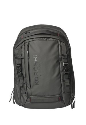Mochila negra KORÖSHI con múltiples compartimentos con cremallera, correas ajustables y hebillas sobre fondo blanco.
