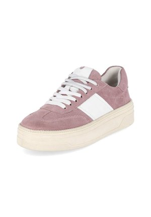 Różowy zamszowy sneaker z białym bocznym panelem, białymi sznurówkami i grubą, kremowo-białą gumową podeszwą, ustawiony ukośnie, aby pokazać zewnętrzną stronę i przód.