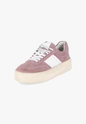 Różowy zamszowy sneaker z białym bocznym panelem, białymi sznurówkami i grubą, kremowo-białą gumową podeszwą, ustawiony ukośnie, aby pokazać zewnętrzną stronę i przód.
