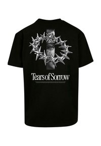 Sort T-shirt med et grafisk design af et ansigt omgivet af en tornekrone, og teksten "Tears of Sorrow" nedenfor i hvid.