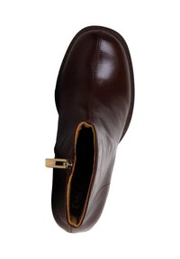 Stivale alla caviglia in pelle marrone con punta arrotondata, chiusura con zip laterale e una leggera lucentezza. Presenta un sottile rivestimento giallo e tacco basso.