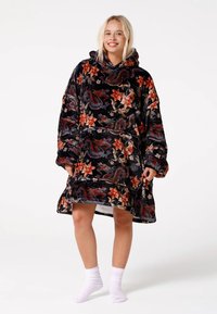 Pārāk liela kapuce, izgatavota no melna pluša auduma, ar ziedu un pūķa dizainu sarkanā, oranžā un bēša krāsā, ar ērtām piedurknēm.