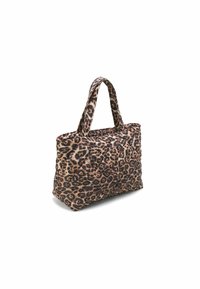 Borsa tote trapuntata con un design a stampa leopardata, dotata di doppi manici in tessuto e una consistenza morbida, prevalentemente in tonalità di beige e nero.