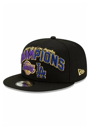 Czarna czapka baseballowa z haftowanym napisem "MISTRZOWIE" w złotym i niebieskim kolorze, z logo Los Angeles Lakers oraz symbolem LA z przodu.