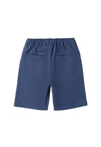 Pantalones cortos azules hechos de una tela suave, con una cintura elástica y dos bolsillos traseros. El diseño es simple, con un corte recto y sin patrones visibles.