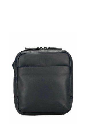 Sac en cuir noir de forme rectangulaire, doté d'une poche avant et d'une fermeture éclair sur le dessus. Texture lisse avec une quincaillerie minimale.