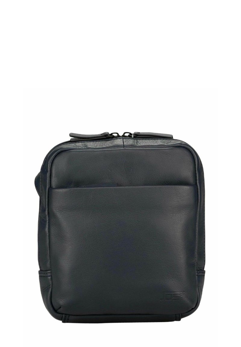 Sac en cuir noir de forme rectangulaire, doté d'une poche avant et d'une fermeture éclair sur le dessus. Texture lisse avec une quincaillerie minimale.