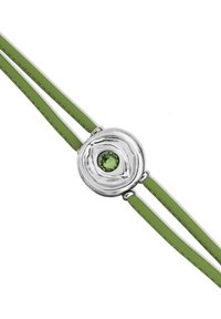 Pulsera de cuero verde con un cierre redondo de plata con superficie texturizada y una piedra preciosa verde central. Dos tiras de cuero aseguran el cierre.