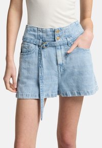 Lichtblauwe denim shorts met een hoge taille, riemlussen, een gestrikt stoffen riempje en voorzakken. Verweerd textuur en een onafgewerkte zoom.