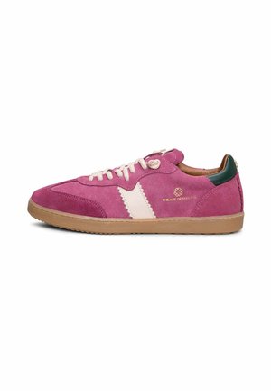 Zapatilla baja de ante en color púrpura con franja lateral beige, cordones beige, detalle verde en el talón y suela de goma color canela, con la marca "The Art of Marranó".