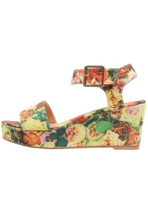 Kilesandal med ankelrem og spænde, dækket af flerfarvet blomstret stof med roser og grønne blade.